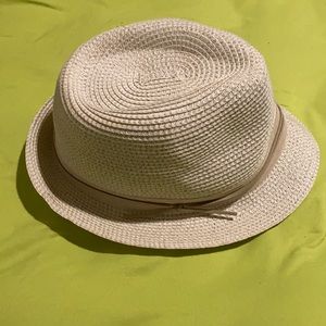 A nice straw looking hat. Gently worn with a residue around rim on the inside.